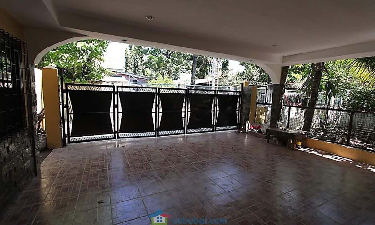 20-Bedrooms-Boarding-House-For-Sale-near-MEZ-Lapu-Lapu-City-Cebu-Garage