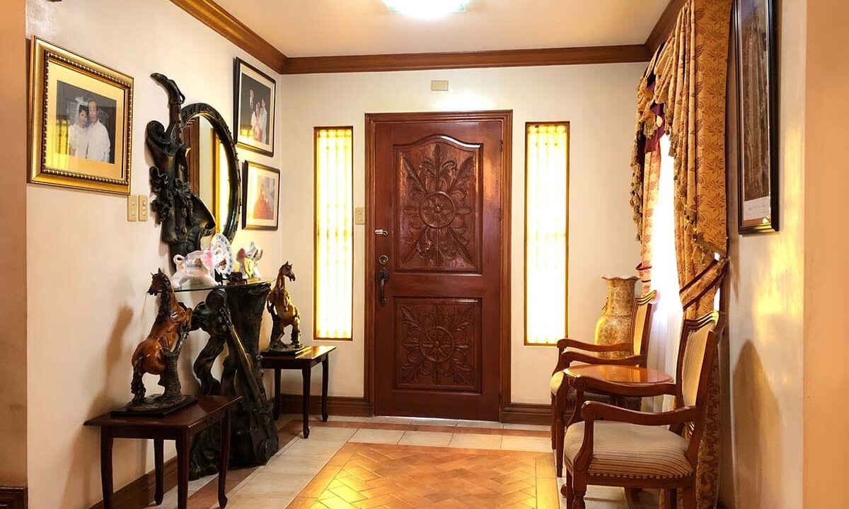 3-Bedrooms-Fully-Furnished-House-For-Sale-in-Paseo-San-Ramon-Banawa-Cebu-City-Entrance