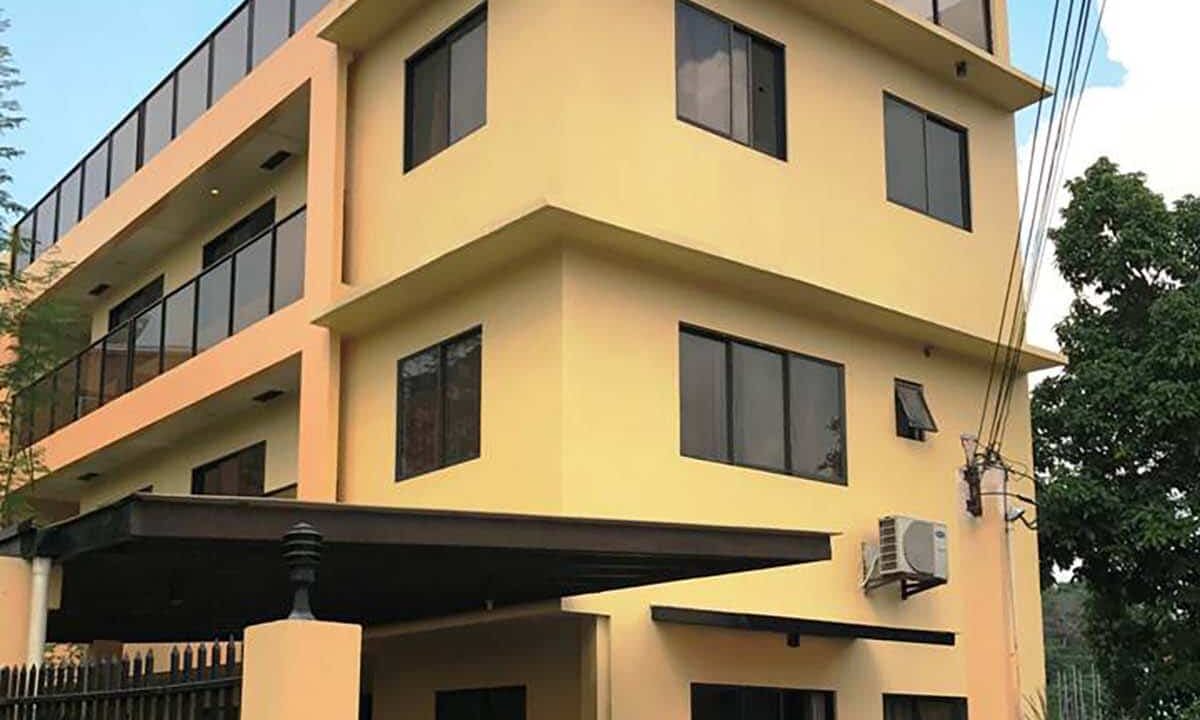 10-Rooms-Duplex-House-For-Sale-near-One-Pavilion-Place-in-Banawa-Cebu-City-Entrance