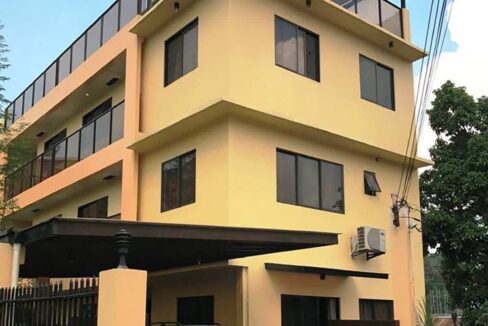 10-Rooms-Duplex-House-For-Sale-near-One-Pavilion-Place-in-Banawa-Cebu-City-Entrance