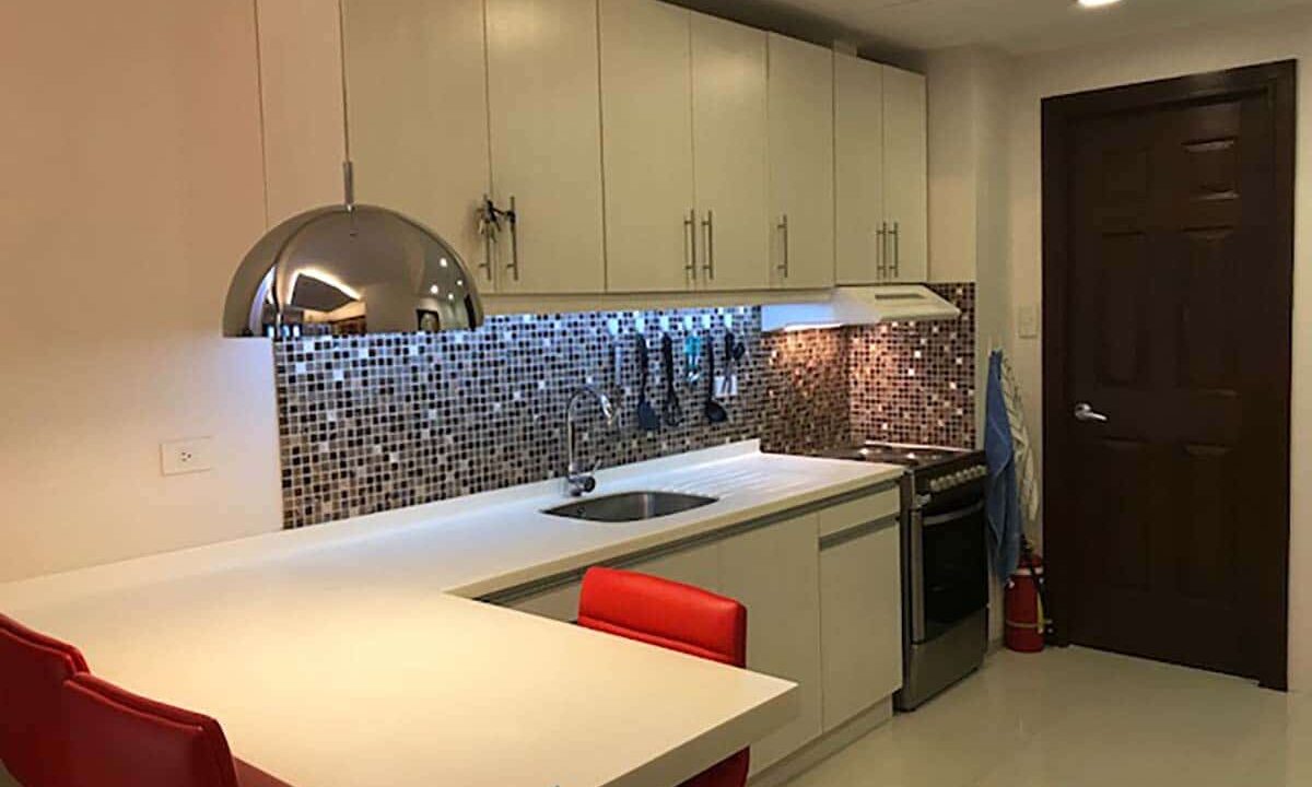 Elegantly-Furnished-1-Bedroom-Avalon-Condo-For-Sale-in-Cebu-Business-Park-Kitchen