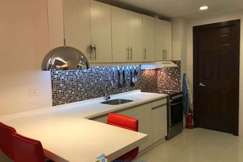 Elegantly-Furnished-1-Bedroom-Avalon-Condo-For-Sale-in-Cebu-Business-Park-Kitchen