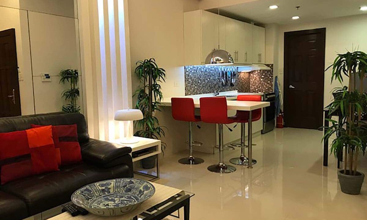 Elegantly-Furnished-1-Bedroom-Avalon-Condo-For-Sale-in-Cebu-Business-Park-Living-Room
