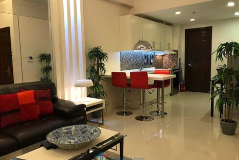 Elegantly-Furnished-1-Bedroom-Avalon-Condo-For-Sale-in-Cebu-Business-Park-Living-Room